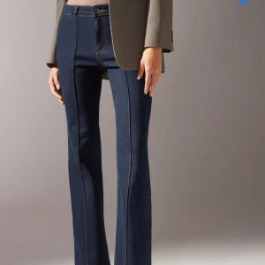 Bootcutjeans med söm i mitten  - Jättesnygga mid waist bootcutjeans med söm i mitten. 