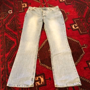 Jeans  - Så snygga jeans! Innerbenslängd 77 och midjemått 84❤️Jag är 160 lång och har vanligtvis storlek 36🥰