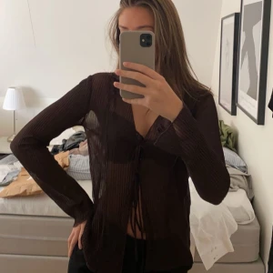 Brun plisserad topp med knyten - Snygg brun plisserad topp från Zara med två knyten fram 🤎Slutsåld.