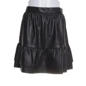 Svart minikjol i PU - Söt svart minikjol i PU (fejkskinn) från Nakd som ej kommit till användning 🖤Första bilden är lånad 