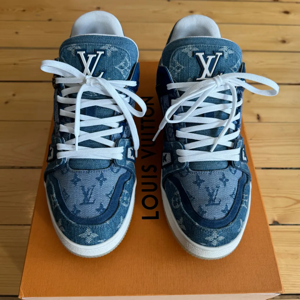 Full denim sneakers från Louis Vuitton.  Inköpta 2020 men endast använda två gånger på inomhus event.  Strl: 42 NYPRIS 12800kr Mitt pris 6500kr  Inga fläckar eller skador, alla original tillbehör medföljer, kvitto, box, dustbag samt extra skosnören.. Skor.