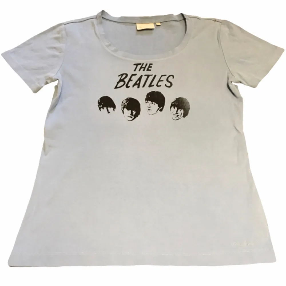 Ljusblå T-shirt med handtryckt The Beatles tryck på! 100% bomull . T-shirts.