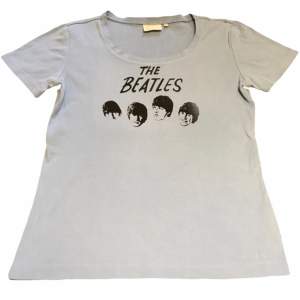 Ljusblå T-shirt med handtryckt The Beatles tryck på! 100% bomull 