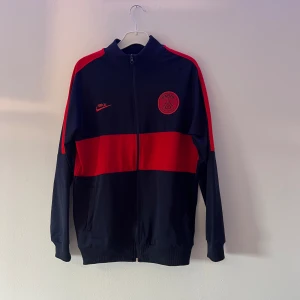 PSG tröja - Tjocktröjan är storlek M och har nästan inte använts alls. Jag säljer den p.g.a den inte passar min still längre.