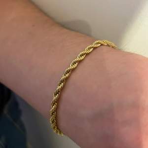 Guld platerad cordell armband i rostfritt stål 4millimeter 21cm lång går att justera!/Jewerlisss
