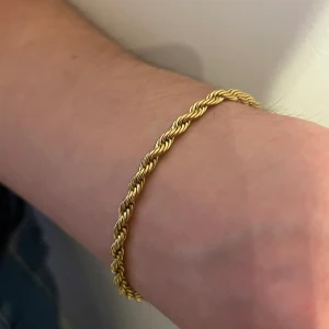 Guld cordell armband - Guld platerad cordell armband i rostfritt stål 4millimeter 21cm lång går att justera!/Jewerlisss