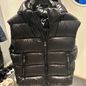 Hetregó väst - Säljer nu en Hetregó väst i svart, västen är i väldigt bra skick och är endast använd ett fåtal gånger. Köpt på Thomas Brands & Tailormade i Halmstad. Nypris 3995 kr! 