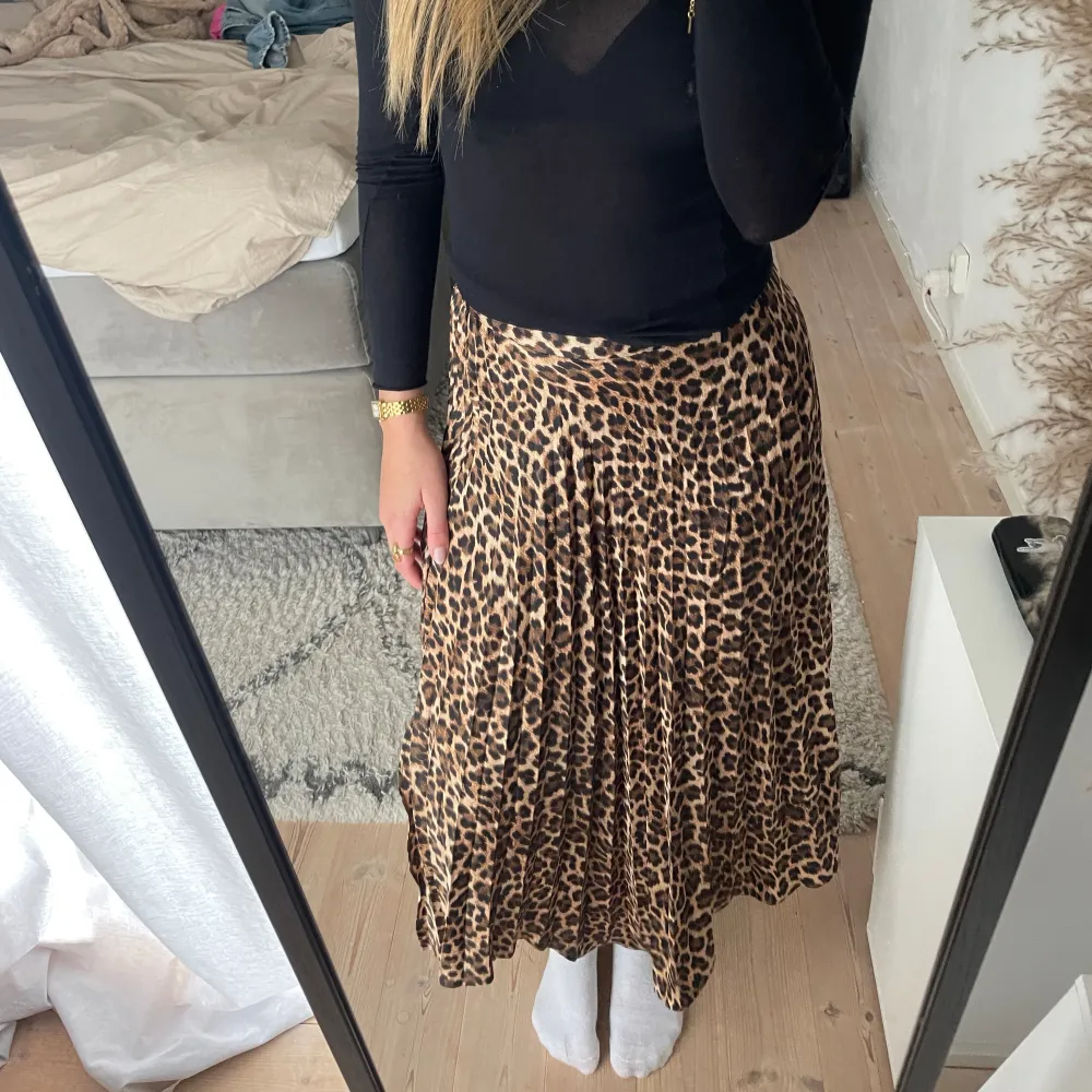 Super trendig leopard långkjol från zara. Gammal kollektion så helt slutsåld. Har gått några trådar (se sista bild) men inget man ser på avstånd. . Kjolar.