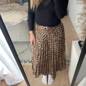 Leopard kjol - Super trendig leopard långkjol från zara. Gammal kollektion så helt slutsåld. Har gått några trådar (se sista bild) men inget man ser på avstånd. 