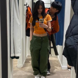 vintage mörkgröna oversized cargo byxor - vintage mörkgröna militär cargo byxor. ganska bra skick men har slit längst ner i benen. (kan skicka bild ifall intresserad)