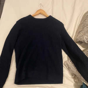 Stickad tröja  - Mörkblå stickad tröja från bondelid i storlek S😇 Bra skick!