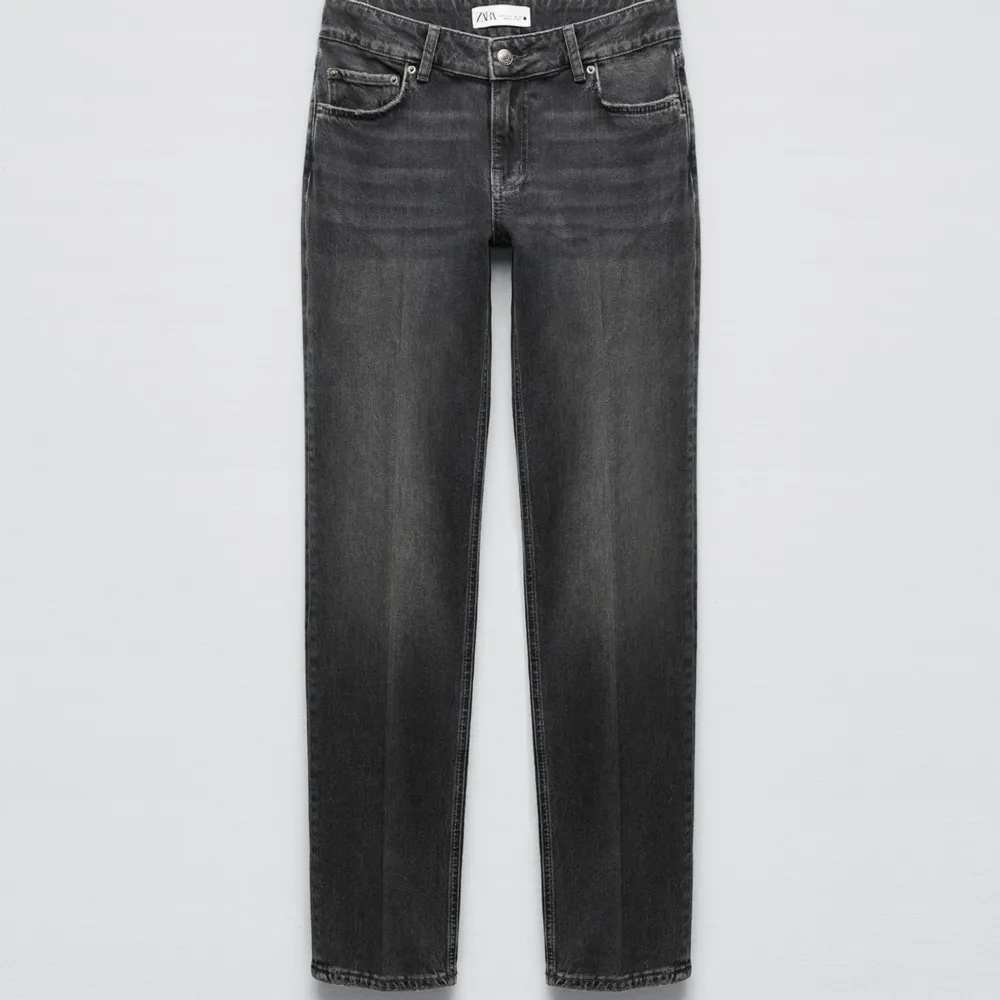 Low waist jeans straight fit från zara! Säljer då dem inte kommer till användning, frakt tillkommer 🪩. Jeans & Byxor.
