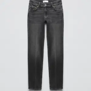 Low waist jeans straight fit från zara! Säljer då dem inte kommer till användning, frakt tillkommer 🪩