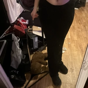 Jätte fina byxor - Säljer dessa jätte fina svarta byxor från new yorker för dem sitter inte bra på mig använt dem ett fåtal gånger 