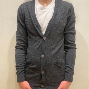 Kofta  - Kofta    Modell: 184cm & väger 84kg  Skick: allmänt använd Färg: grå Material: ull 