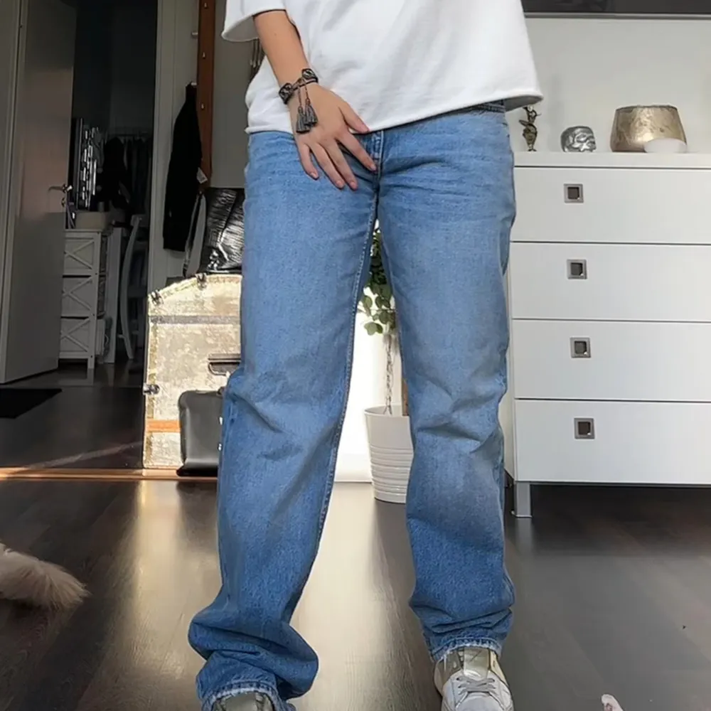 Säljer mina Såå coola lite baggy jeans🙌🏼helt slut på Gina (kolla bild 2 och 3 på hur dom sitter ner till)  💓 . Jeans & Byxor.