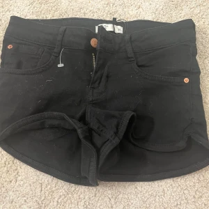 Shorts från gina - Jättefina shorts som är för små insåg nu att de ser dammiga ut på bilden men var tvättat de nu visar inte på för att de är för små och är nyopererad i knät men om de är viktigt så skriv för bilder