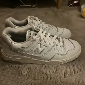 Säljer dessa vita newbalance 550 i storlek 41,5. De är använda ett fåtal gånger men fortfarande i bra skick. Nypris 1650kr