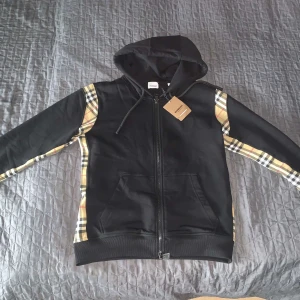 Burberry kofta - Helt ny oanvänd burberry kofta. Kommer med tags. Vid intresse kontakta.