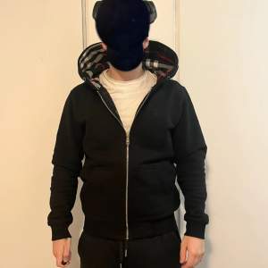 ⚡️Säljer nu denna burberry hoodie från 🐼💳 ⚡️användt fåtal gånger, vet dock om att dragkedjorna på dessa inte är superbra ⚡️storlek small men sitter rätt tajt för att vara en small  ⚡️modellen är 173cm och väger 69kg