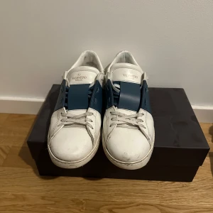 Valentino open  - Skorna är använda men har fortfarande många användningar kvar i sig  Låda dustbag och extra snören medkommer 