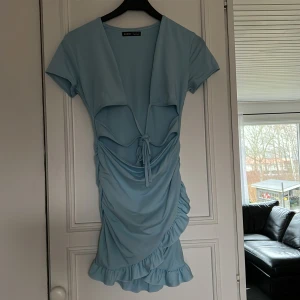 Klänning - Ljusblå klänning strl S med snörning fram till. Polyester och spandex. Använd Max 1 gång. Katt och hund finns i hemmet. 