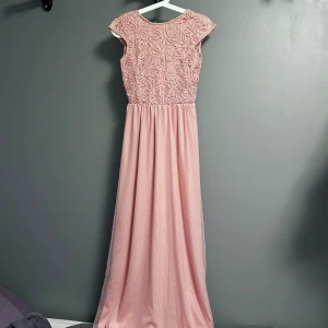 Balklänning - Använd 1 gång, mycket bra skick, lång på mig som är 178cm, nypris: 599kr