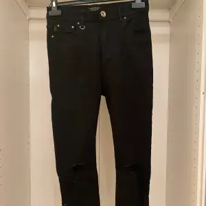 Svarta jeans från lager 157. Har hål i knäna + dragkedjor vid anklarna. Aldrig använda, säljer p.g.a. För små för mig. 