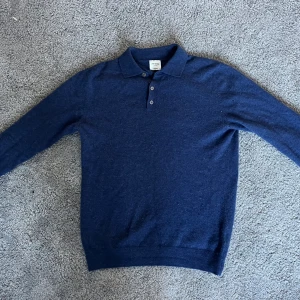 John Henric 100% Kashmir tröja - Säljer nu denna 100% Kashmir tröja från John Henric i storlek M. Den har inga täcken på skador,  och tyget är jätte fint(inte nopprigt). Köptes för ca 1600. Vid några frågor är det bara att höra av sig!!