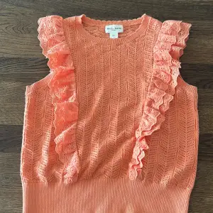 Säljer en fin tröja från Lindex då jag säljer den för att orange inte är min färg men den är mer koral färgad. Aldrig använd 