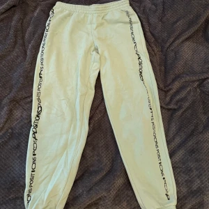 Ariana grande sweatpants! - Ariana grande sweatpants från hennes officiella hemsida. Köpte 2020 och är i väldigt bra skick. Storlek S men passars om en M. Frakten är som köparens bekostnad! 