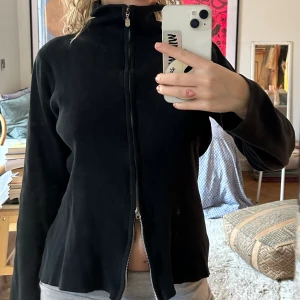 Dubbel zip tröja - Kofta med dubbelt zip lås! Köpt second hand men bra skick💓 