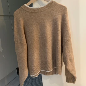 Beige tjocktröja💕 - Super fin beige tjocktröja, säljer för att den tyvärr är för stor,tröjan är lite noppig,men annars bra skick,och det är storlek S💕
