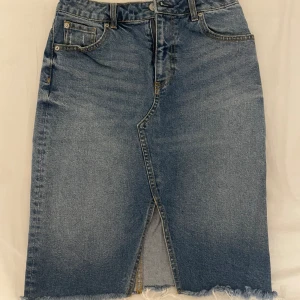 Kjol - Mycket fin kjol, jag har sytt in den med symaskin lite vid höfterna för att den var stor i storleken, den är fortfarande lite stor på mig, den sitter jätte fint på 