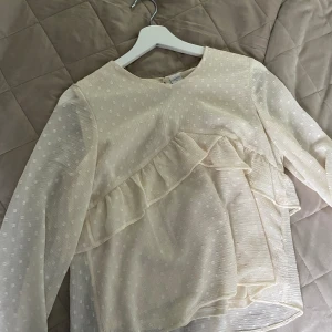 Blus från Lindex 🙌 - Beige blus ifrån Lindex 💗 säljer eftersom den inte kommer till andvändning längre 🙌 köpare står för frakten 💕