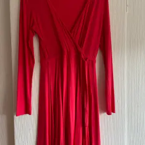 Röd klänning. Fint skick. Viskos.