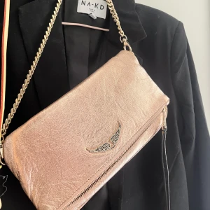 Zadig väska  - Zadig väska i rosa i bra skick!  Tidigare köpt på Vestiaire  Kort kedja och dustbag medföljer 💗 Väskan är vintage så går ej ner mycket i pris 