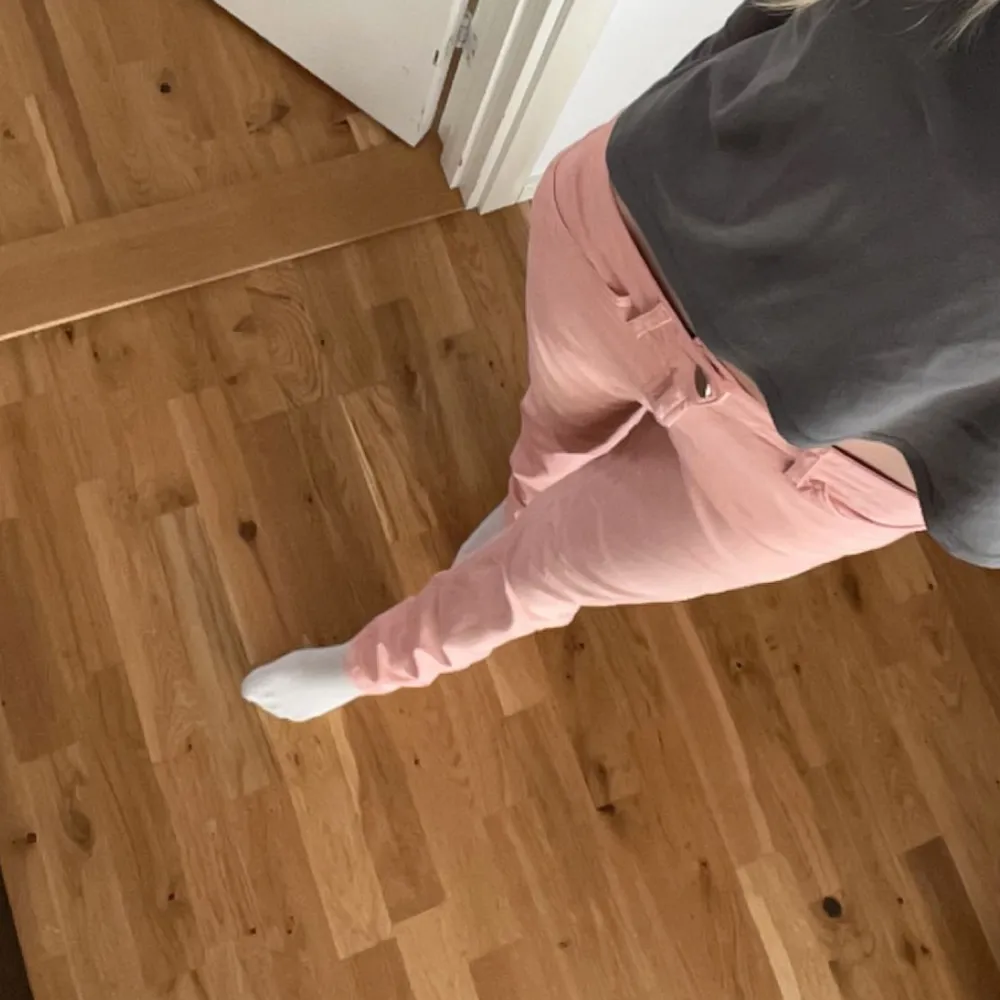 Säljer dessa lågmidjade rosa jeans från Filippa K 🩷 Storlek S, jag är 165cm! Pris kan diskuteras 🩷. Jeans & Byxor.