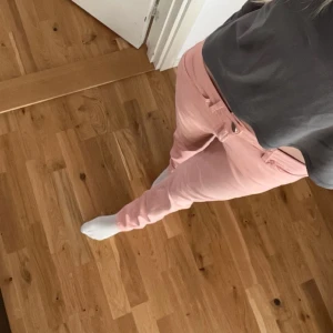 Rosa jeans  - Säljer dessa lågmidjade rosa jeans från Filippa K 🩷 Storlek S,  Pris kan diskuteras 🩷