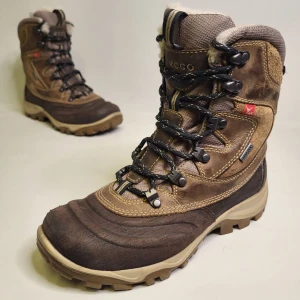 Ecco Receptor Gore-Tex Kängor Storlek 37 Yak Boots Vandringsskor Skor Brun - 14 dagars ångerrätt! Skick: Skorna har tecken från användning men är annars i mycket bra skick. Inga hål på utsidan eller insidan. Ingen illa lukt. Hör av dig om du har några frågor! Tack för att du tittade!