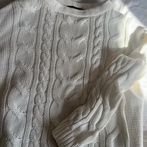 Vit virkad/stickad tröja  - Vit virkad eller stickad tröja 