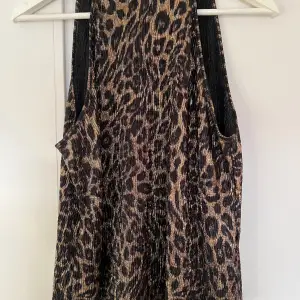 En leopard topp (plisserad) halterneck.  Från Zara i stl. M. Fint skick. 
