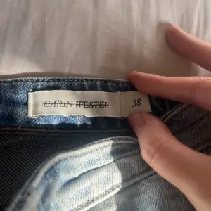 Carin Wester jeans i Stl 38. Lite utsvängda i benen 