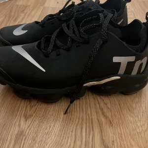 Vapormax  - De har blivit för små för mig och vill sälja den, jag köpte den med fel storlek så den är oanvänd förutom när jag testade dom samt skick 10/10. (Pris kan diskuteras)