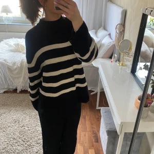 Randig stickad tröja - Vit svart stickad tröja från Kappahl i storlek S! Används inte, därav säljer jag🙌🏽✨
