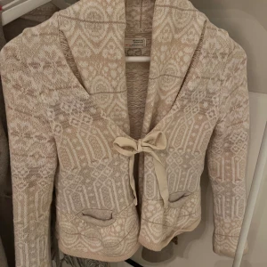 Odd Molly kofta - Säljer denna fina kofta från odd Molly då den börjar bli för liten💗 Säljs inte längre❌