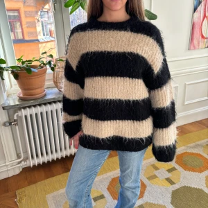 Stickad tröja arket  - Slutsåld super populär stickad tröja från Arket! Sparsamt använt och i fint skick💞💞 