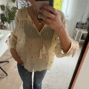 Blus!! - Otroligt snygg trekvart blus!! Från & other stories, verkligen den perfekta fest blusen!!🤩 