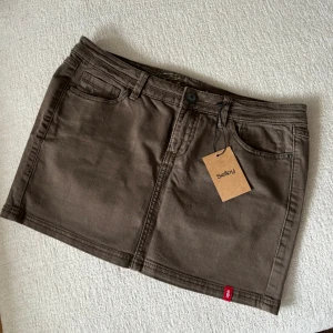 Jeanskjol - Brun jeanskjol från Esprit strl 38. Köpt från Sellpy men ser helt oanvänd ut. Säljer då den inte passade.