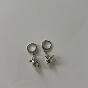  Pil hjärta Öghängen -  Egentillverkade Pil hjärta örhängen🤍 köparen står för frakten